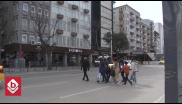 Bursa'da yayalar trafiği birbirine katıyor (ÖZEL HABER)