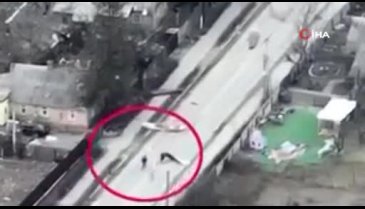 Rus ordusunun Ukrayna'daki bir sivili vurma anı...