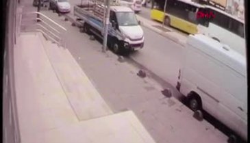 Frenlerinin tutmadığı öne sürülen otobüs, ortalığı birbirine kattı