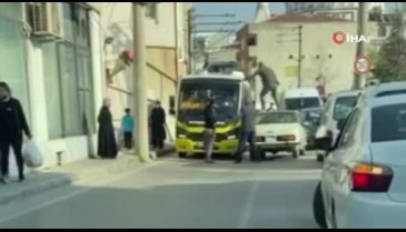 Bursa'da otomobilin üzerine çıkıp sürücüye tekme attı