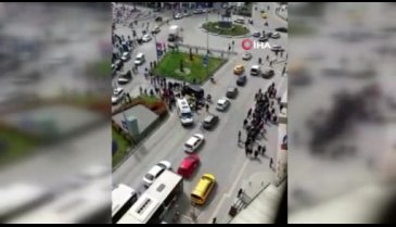 Bursa'da tur minibüsüyle motosikletli trafik polisleri çarpıştı
