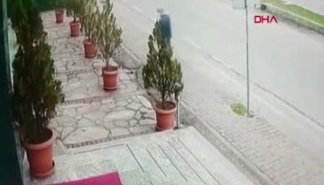 Samsun'da takım elbiseli hırsızın bisiklet çaldığı anlar kamerada