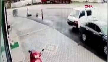 Bursa'da motosiklet sürücüsü devrilen TIR'ın altında kalmaktan son anda kurtuldu