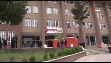 Kahramanmaraş'ta intihar etmek için çatıya çıktı