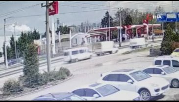 Bursa'da minibüs kamyonete çarptı