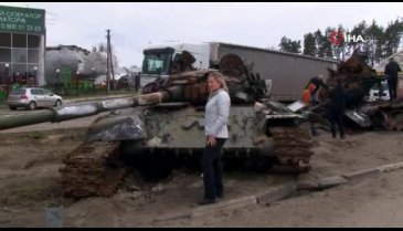 Ukraynalı sivillerden Rus tankı önünde zafer pozu