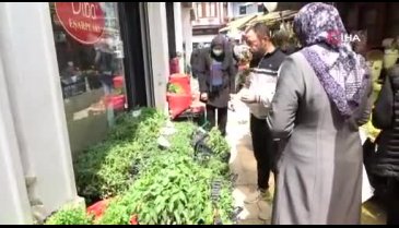 Bursa'da vatandaşlar tohumculara akın etti