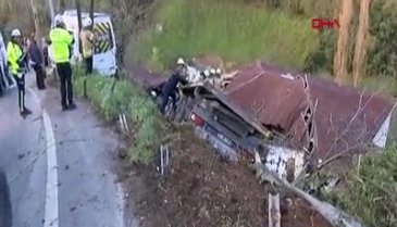İstanbul'da bir evin üstüne tır devrildi
