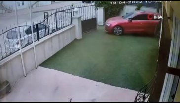 Araçta uyuyakaldı, kreşin bahçesine daldı