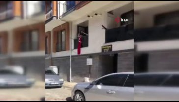 Bursa'da şehit olan memurun evine Türk Bayrağı asıldı