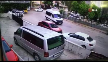 Adana'da kapkaççı kadını yerde sürükledi