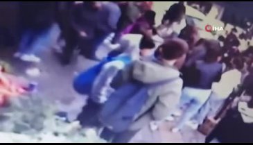 Liseli kızların kavgasında ortalık savaş alanına döndü