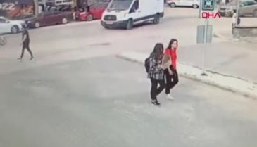 Bursa'da otomobille çarpışan motosikletli yola düştü