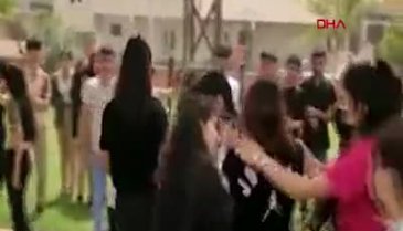 Kız öğrencilerin tekme tokat kavgası kamerada