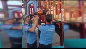 Bursa'da oyun oynamak isterken kaydırak demirlerine sıkıştı