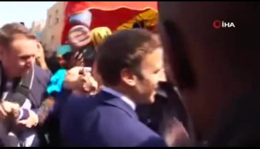 Emmanuel Macron'a domatesli saldırı