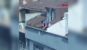 Çatıda tehlikeli temizlik kamerada