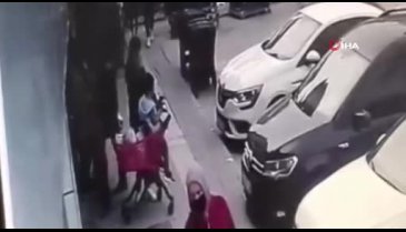 Bursa'daki el arabasındaki çantayı kaşla göz arası kaptı