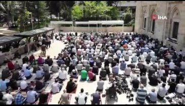 Bursa'da Ramazan ayının son cuma namazında Ulu camii doldu