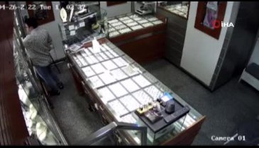 Soyulan kuyumcunun vurulma anı güvenlik kamerasına yansıdı
