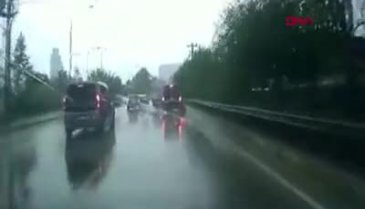Bursa'da ani manevrada aracın kapısı açıldı, çocuk yola düştü