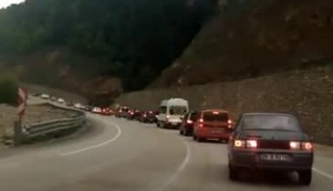 Orhaneli yolu çile yoluna dönüştü (ÖZEL HABER)