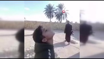 Irak'ta baba, oğlunun ağzındaki sigarayı mermiyle vurdu