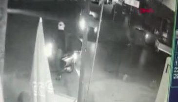 Çarpışan otomobillerden biri işyerine girdi