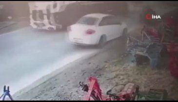 Bursa'da 12 tonluk rulo saca çarpmaktan son anda kurtuldu