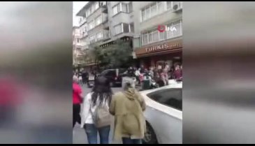 Tartıştığı kuryenin motosikletini parçaladı