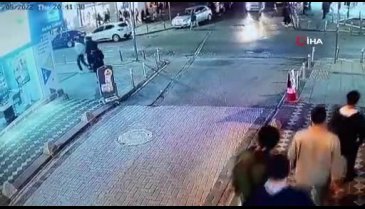 Motosikletli gençlerin havaya fırladığı feci kaza kamerada