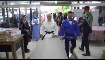 Denizli'de gelin, damadı yerden yere vurdu