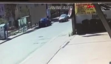 İstanbul'da otomobil kaldırımdaki işçilere çarptı: Yaralılar var