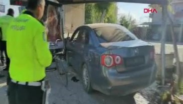 Bursa'da feci kaza: Otobüs durağına daldı!