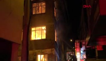 Bursa'da 3 katlı metruk bina küle döndü