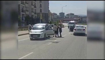 Bursa'da saç saça baş başa yol verme kavgası