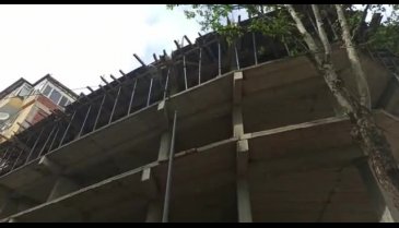 Bursa'da inşaattan başına kalas düşen kadın yaralandı