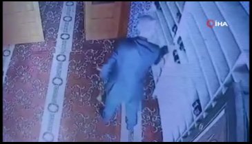 Ellerini ovuştura ovuştura camide hırsızlık yaptı