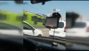 Bursa Yıldırım'da otomobil düz yolda takla attı