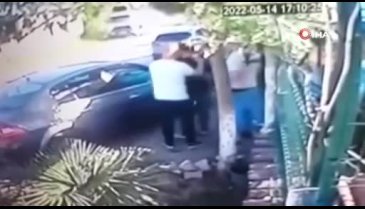 Bursa'da otomobil kapıya saplandı! Saniyelerle kurtuldular