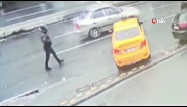 Kasklı saldırgan yol kenarında kurşun yağdırdı