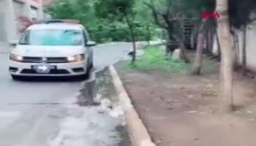 Yabancı uyruklu şahıs, polis aracıyla video çekti