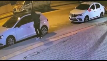 Bursa'da freni boşalan kamyon araçları biçti