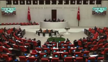 CHP Bursa Milletvekili Kayışoğlu, TBMM'de şarkı söyledi