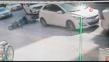 Antalya'da park ederken çarptığı motosikletteki 2 kişi yaralandı