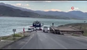 Şiddetli fırtına nedeniyle feribot sürüklendi