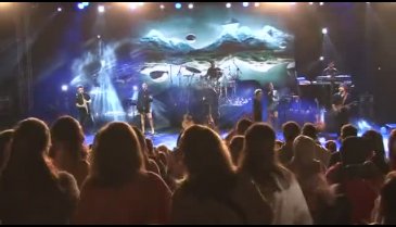 Bursa'da ekiplerden konserde 'UYUMA', 'EN İYİ NARKOTİK POLİSİ ANNE' ve 'KADES' vurgusu