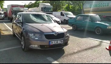 Bursa'da feci kaza: İki genç metrelerce savruldu!
