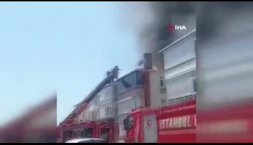 İstanbul'da çatı katını alevler sardı