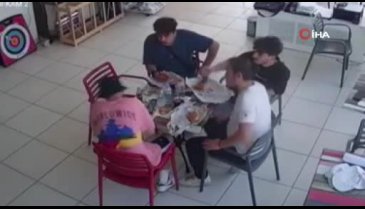 Bursa'da boğazına biber kaçan genci heimlich manevrası hayata döndürdü